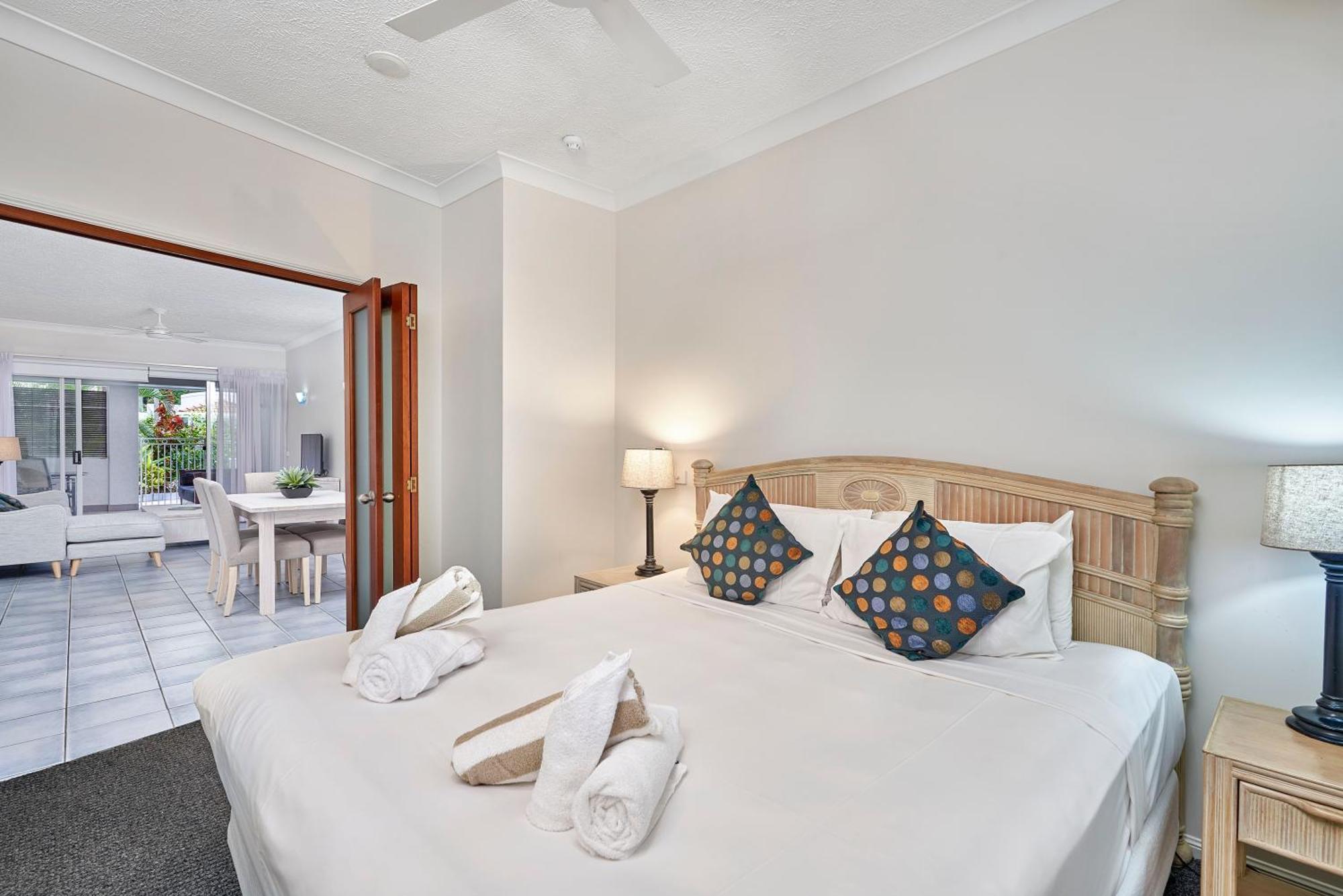 Alassio Beachfront Apartments Palm Cove Room photo
