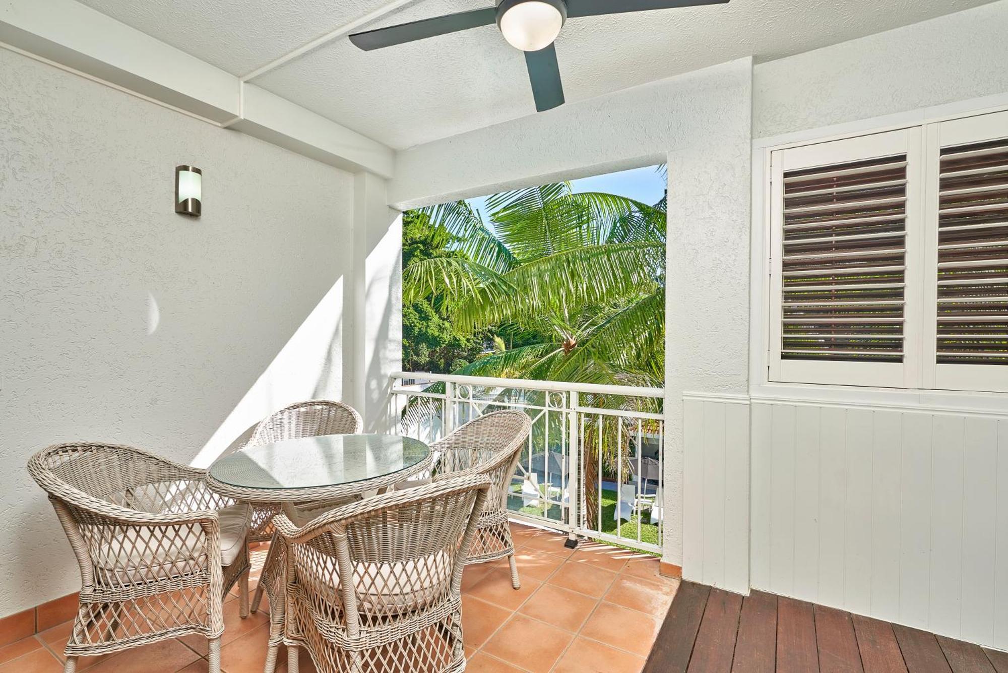 Alassio Beachfront Apartments Palm Cove Room photo