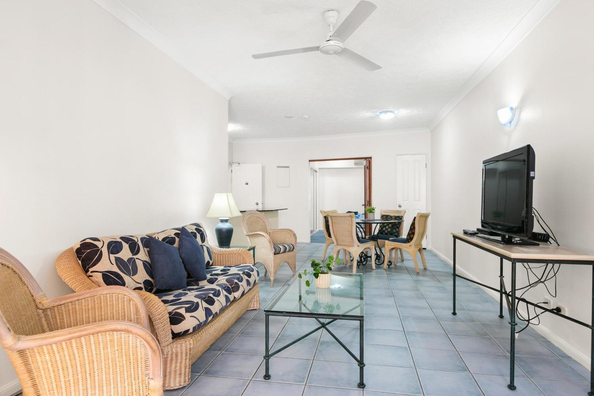 Alassio Beachfront Apartments Palm Cove Room photo