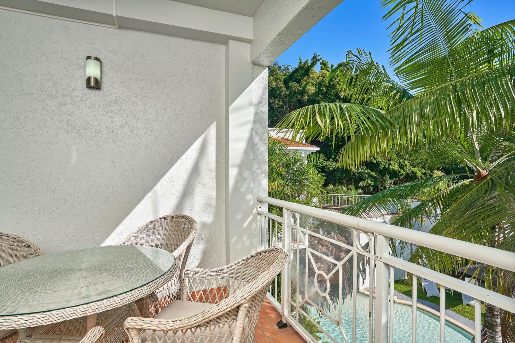 Alassio Beachfront Apartments Palm Cove Room photo