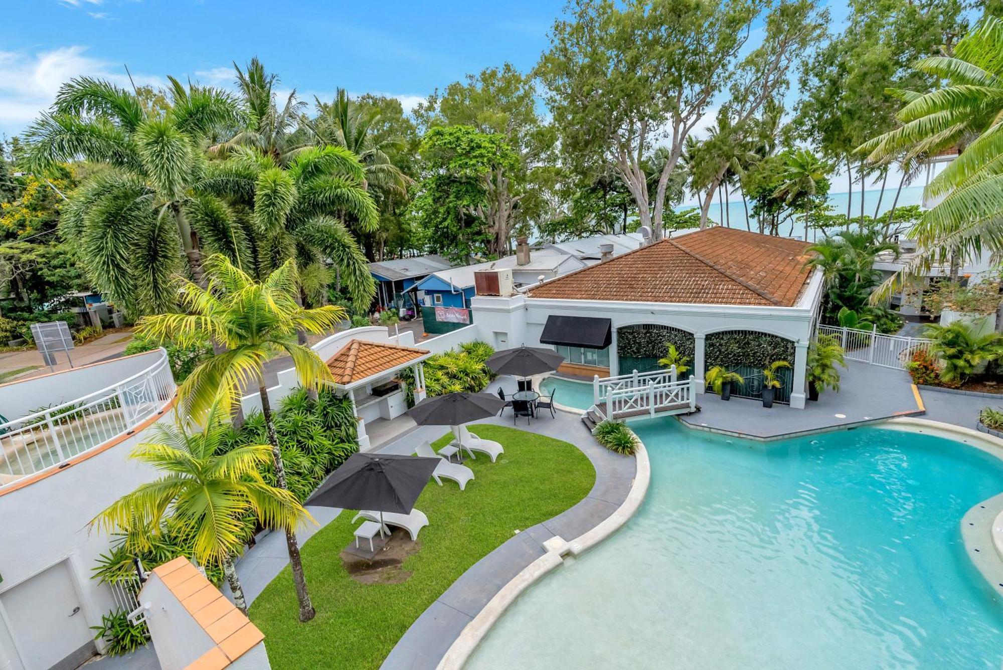 Alassio Beachfront Apartments Palm Cove Room photo