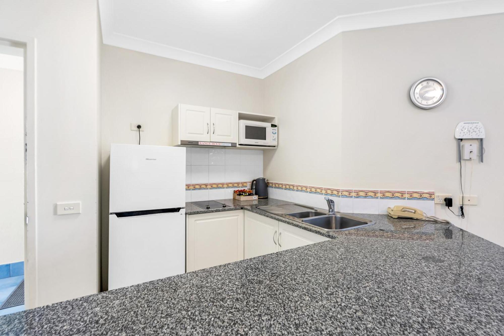 Alassio Beachfront Apartments Palm Cove Room photo