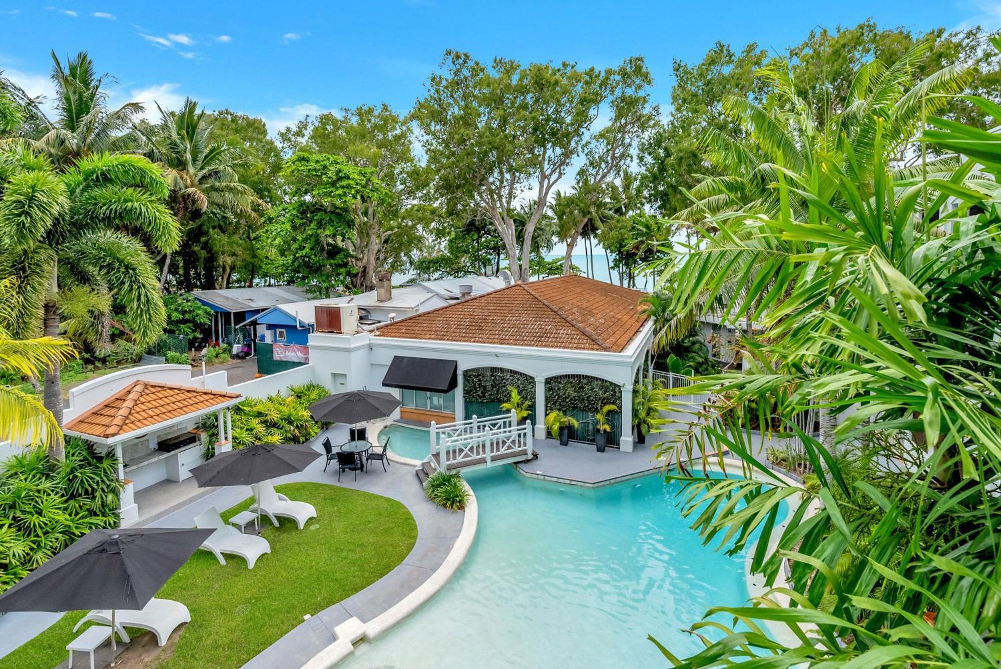 Alassio Beachfront Apartments Palm Cove Room photo